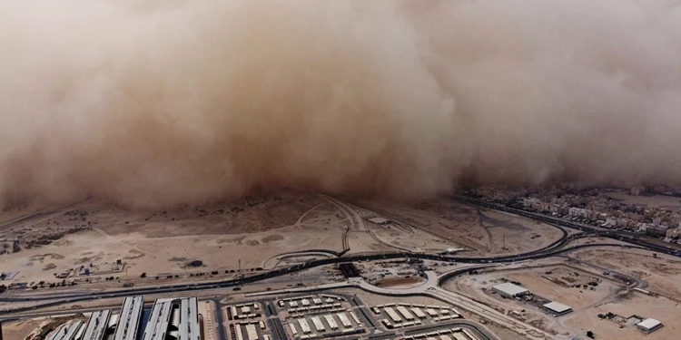 Chegada da tempestade de areia ao Kuwait nesta segunda-feira. Fotos: Reprodução/Twitter