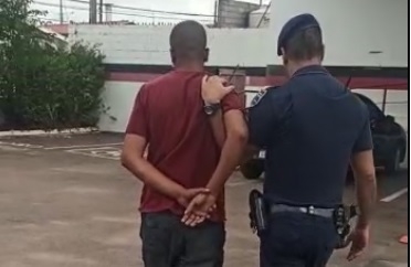 Homem descumpre medida protetiva, invade casa da mãe e é preso
