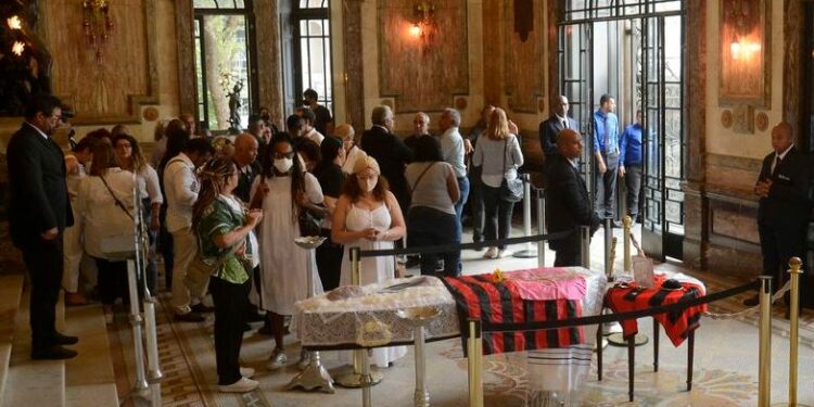 Fãs, parentes e amigos se despedem de Milton Gonçalves