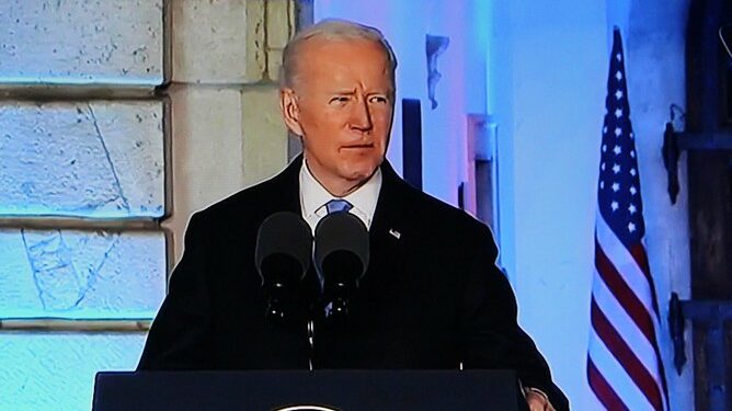 Biden condena proibição ao aborto e pede lei federal