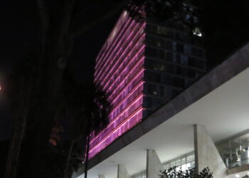 O Paço de Campinas ganha a cor violeta para conscientizar sobre a violência contra o idoso. Foto: Divulgação/PMC