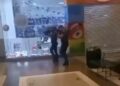 Com submetralhadoras em posição de tiro, policiais vasculham corredor do Shopping D. Pedro: noite de tensão e medo em Campinas Foto: redes sociais/reprodução