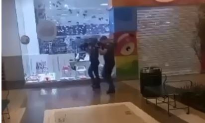 Com submetralhadoras em posição de tiro, policiais vasculham corredor do Shopping D. Pedro: noite de tensão e medo em Campinas Foto: redes sociais/reprodução