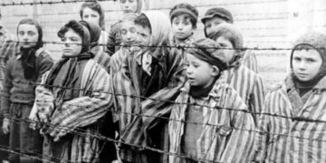 Crianças sobreviventes em Auschwitz - Foto: Reprodução/US Holocaust Memorial Museum
