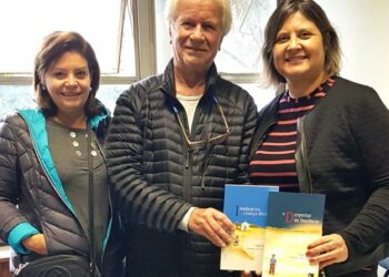 Acompanhado de sua mulher Giselda (esq), Ercolani entrega os livros a Renata Alexsandra da Silva, coordenadora de Bibliotecas da Secretaria Municipal de Cultura e Turismo Foto: Divulgação