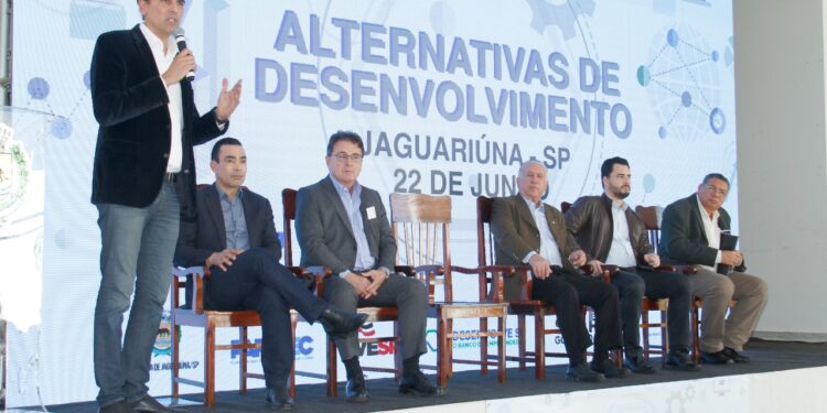 Gustavo Reis fala no evento: presidente da Uvesp enalteceu as qualidades turísticas de Jaguariúna e região Foto: Ivair Oliveira/Divulgação