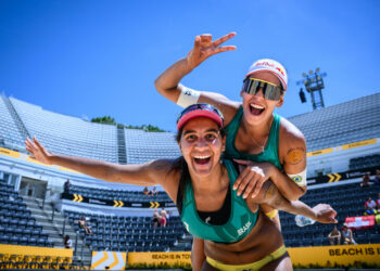 As brasileiras Duda e Ana patrícia surpreenderam as favoritas na decisão do título. Foto: FIVB/Divulgação