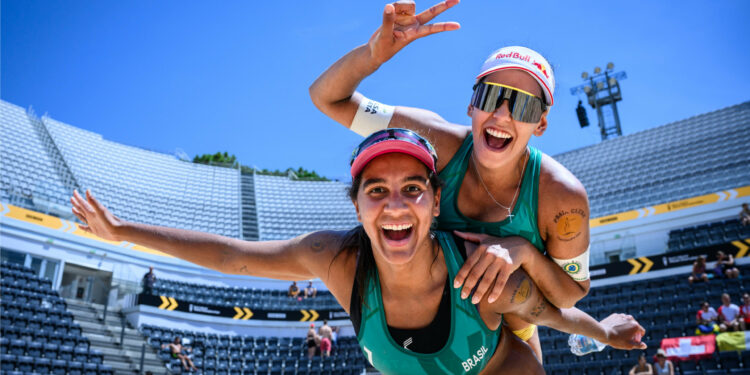 As brasileiras Duda e Ana patrícia surpreenderam as favoritas na decisão do título. Foto: FIVB/Divulgação