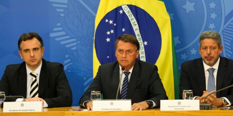 O presidente Jair Bolsonaro acompanhado dos presidentes da Câmara dos Deputados, Arthur Lira (PP-AL) e do Senado, Rodrigo Pacheco (PSD-MG) - Foto: Fábio Rodrigues Pozzebom/Agência Brasil