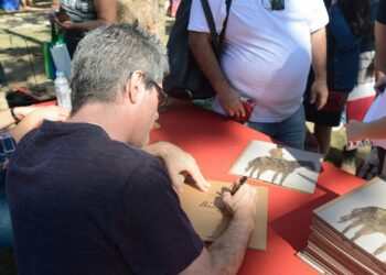 O escritor Maurício Meirelles autografa livro na Praça da Matriz durante a Flipinha: voltando Foto: Tomaz Silva/Agência Brasil