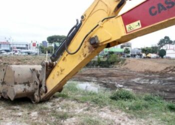Piscinão da Norte-Sul está passando por limpeza e desassoreamento