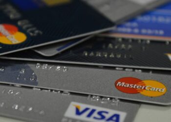 Tipo de dívida mais comum continua sendo o cartão de crédito, responsável pelo endividamento para 88,5% das famílias - Foto: Marcello Casal Jr/Agência Brasil