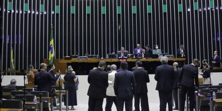 Câmara aprova texto-base de projeto que limita ICMS dos combustíveis
