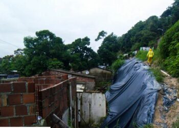 Buscas por pessoas desaparecidas, após deslizamentos e enxurradas causados pelas chuvas em Pernambuco, foram retomadas nesta quarta-feira - Foto: TV Brasil