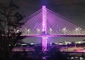 Ponte em Hortolândia: iluminada de violeta para alertar sobre violência contra os idosos  - Foto: Divulgação/Prefeitura de Hortolândia