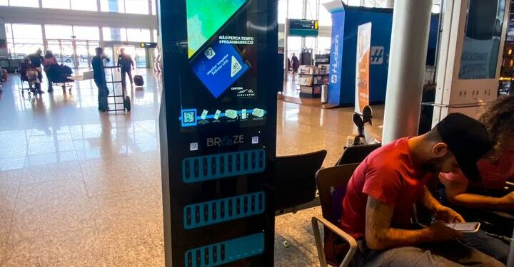 Totem da parceria com a startup: “Com as baterias móveis, os passageiros não precisarão mais ficar 'amarrados' ao lado de uma tomada", enfatiza o diretor de Operações, Marcelo Mota Foto: Divulgação