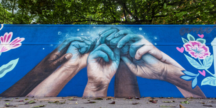 Muro de farmacêutica em Sousas vira obra de arte a céu aberto