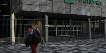 Edifício sede da companhia no Centro do Rio: Programa Petrobras Jovem Aprendiz com número recorde de vagas disponíveis - Foto: Fernando Frazão/Agência Brasil