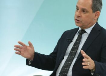 Após críticas, presidente da Petrobras pede demissão; interino é nomeado