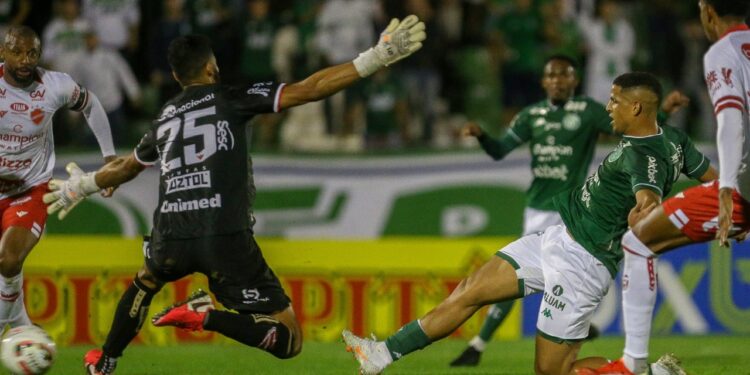 Lance do gol de Lucão do Break para o Guarani diante do Vila Nova. Fotos: Thomaz Marostegan/Guarani FC