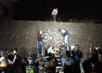 Cicloativistas instalaram uma bicicleta pintada de branco, conhecida como Ghost Bike, símbolo internacional da violência no trânsito contra ciclistas Foto: Irineu Ramos Júnior/Divulgação