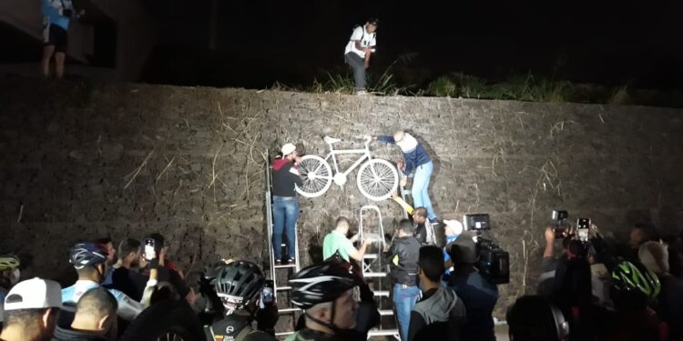 Cicloativistas instalaram uma bicicleta pintada de branco, conhecida como Ghost Bike, símbolo internacional da violência no trânsito contra ciclistas Foto: Irineu Ramos Júnior/Divulgação