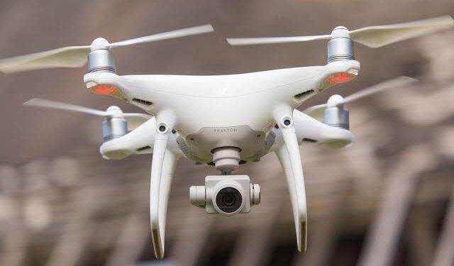 O uso de drones integra diferentes processos profissionais como de topografia e inspeções. Foto: Divulgação