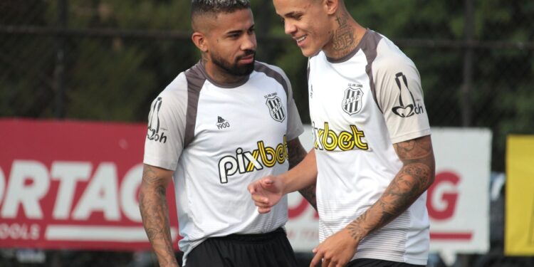 Douglas Santos e Wallisson chegaram juntos à Ponte, após se destacarem no Campeonato Mineiro pelo Athletic. Foto: Diego Almeida/Ponte Press