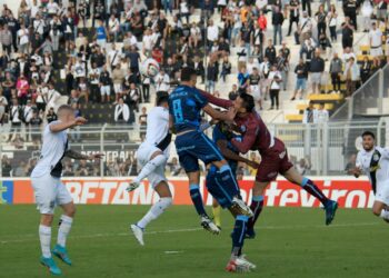 Todos os gols da partida foram marcados na metade final do segundo tempo. Fotos: Ponte Press/Álvaro Jr.
