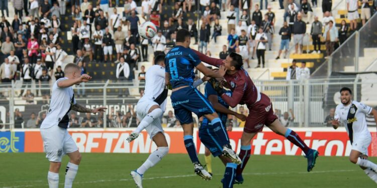 Todos os gols da partida foram marcados na metade final do segundo tempo. Fotos: Ponte Press/Álvaro Jr.