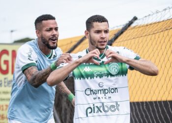 Lateral-esquerdo Matheus Pereira comemora segundo gol com a camisa do Guarani, ambos diante do Novorizontino. Foto: Guilherme Veiga/Especial para o Guarani FC