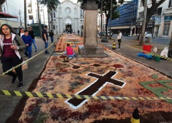 A confecção do tapete em frente à Basílica do Carmo começou às 5h desta quinta-feira. Foto: Leandro Ferreira/Hora Campinas