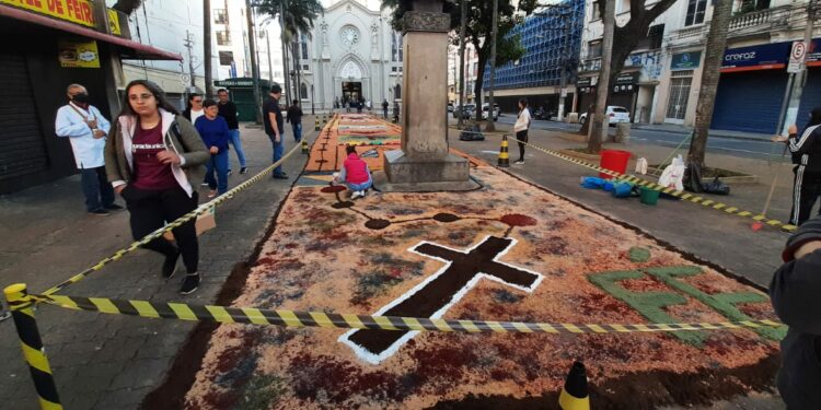 Confecção do tapete em frente à Basílica do Carmo: celebrações nesta quinta-feira (8). Foto: Leandro Ferreira/Hora Campinas/Arquivo