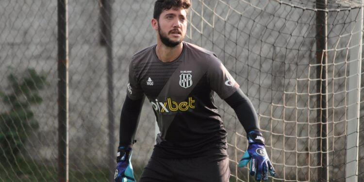 Caíque França desfalca Ponte Preta diante do Sampaio Corrêa
