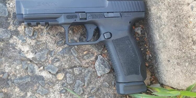 Pistola calibre 9mm apreendida com o fugitivo no momento da prisão Foto: Divulgação