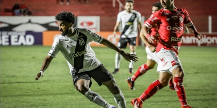 Os dois gols da partida foram marcados no primeiro tempo, em um intervalo de cinco minutos. Fotos: Roberto Corrêa/Vila Nova FC