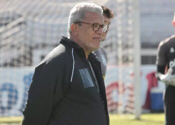 Hélio dos Anjos lamenta Ponte Preta no Z4 e projeta chegada de reforços