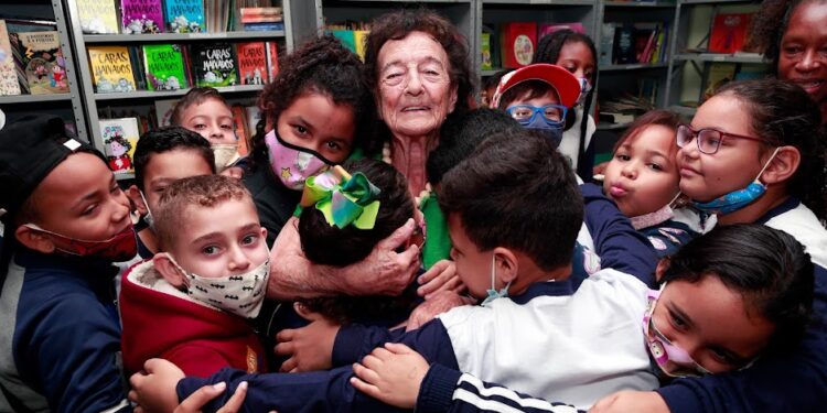 Electra Wilma Mariolani, aos 84 anos, está exatamente onde queria: cercada pelos alunos que ensina e cuida há quase 60 anos. Fotos: Leandro Ferreira/Hora Campinas