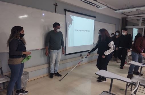 Alunos criam bengala com sensor de perigo para deficientes visuais