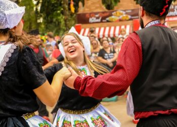 Dança holandesa, uma das atrações tradicionais da Expoflora: evento tem venda de ingressos com desconto até dia 24 - Foto: Juliana Lazarini/Divulgação