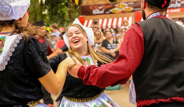 Dança holandesa, uma das atrações tradicionais da Expoflora: evento tem venda de ingressos com desconto até dia 24 - Foto: Juliana Lazarini/Divulgação