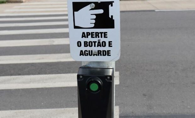 Novos semáforos: local da instalação tem tem intenso fluxo de pedestres com destino a um supermercado localizado na região - Foto: Divulgação/PMC