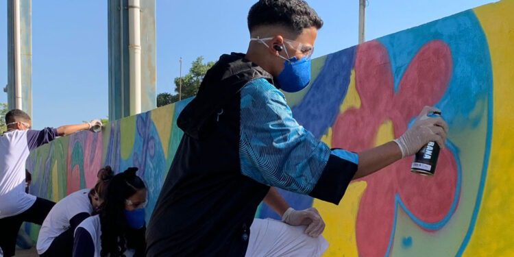 Os estudantes iniciaram a pintura do mural no CEU Estação Cidadania. Fotos: Divulgação