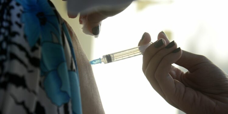 Para receber a vacina da gripe, basta ir a qualquer posto de vacinação Foto: Tomaz Silva/Agência Brasil
