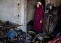 Mulher de 70 anos em apartamento bombardeado e incendiado no centro de Chernihiv, na Ucrânia. Foto: Unicef/Ashley Gilbertson