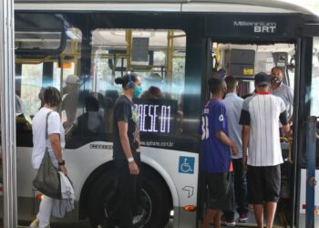 Segundo os cálculos dos pesquisadores que fizeram o estudo em Curitiba, os ônibus de trânsito rápido (BRT) da capital paranaense lidam com um aumento de 5 mil passageiros mensais cada vez que o litro da gasolina sobe R$ 0,10 Foto: Rovena Brasil/Agência Brasil