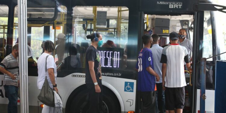 Segundo os cálculos dos pesquisadores que fizeram o estudo em Curitiba, os ônibus de trânsito rápido (BRT) da capital paranaense lidam com um aumento de 5 mil passageiros mensais cada vez que o litro da gasolina sobe R$ 0,10 Foto: Rovena Brasil/Agência Brasil