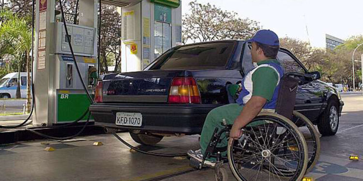 Cadeirante trabalha como frentista em posto de gasolina de Brasília Foto: Rose Brasil/Agência Brasil