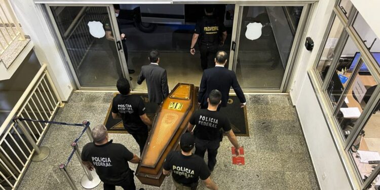 Avião da Polícia Federal (PF) chega a Brasília com restos mortais de desaparecidos. Foto: TV Brasil