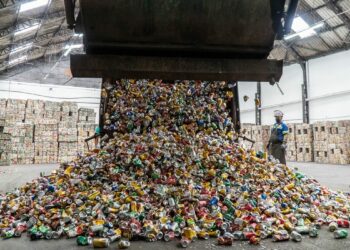 Reciclagem de latas de alumínio em galpão em São Paulo: tema deve ser debatido em sala de aula, com as crianças, de olho no futuro Foto: Agência Brasil